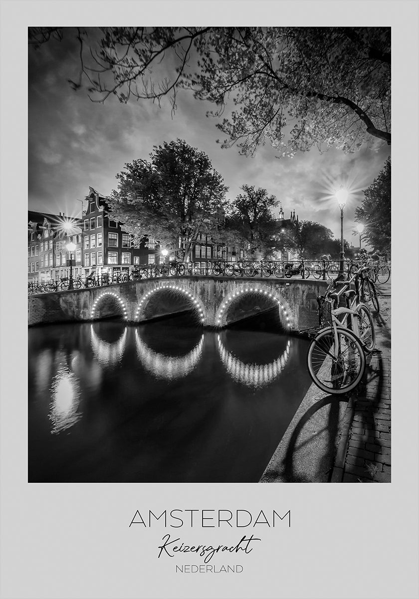 Em foco: AMSTERDAM Paisagem noturna idílica de Keizersgracht Poster