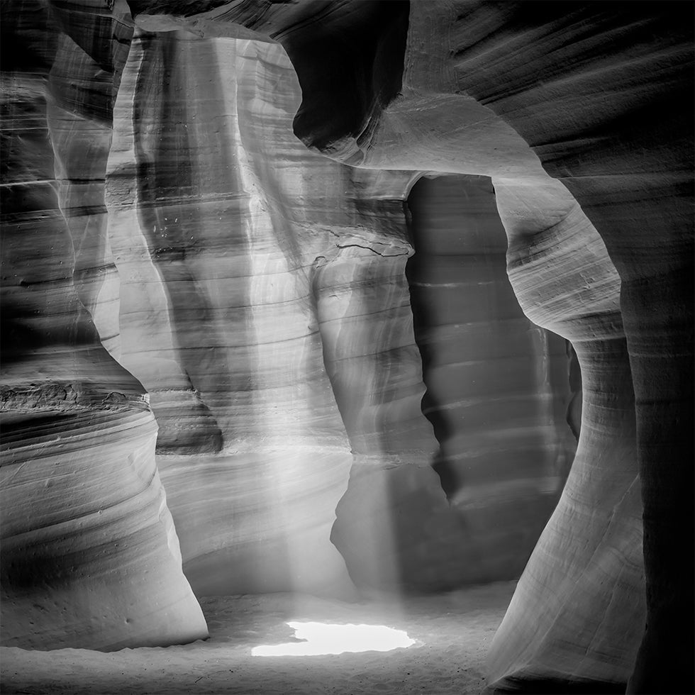 Póster MONOCROMÁTICO ANTELOPE CANYON Lindo feixe de luz