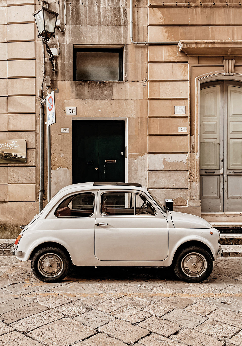 Classic Car in Urban Setting Plakat - Posterbox.dk