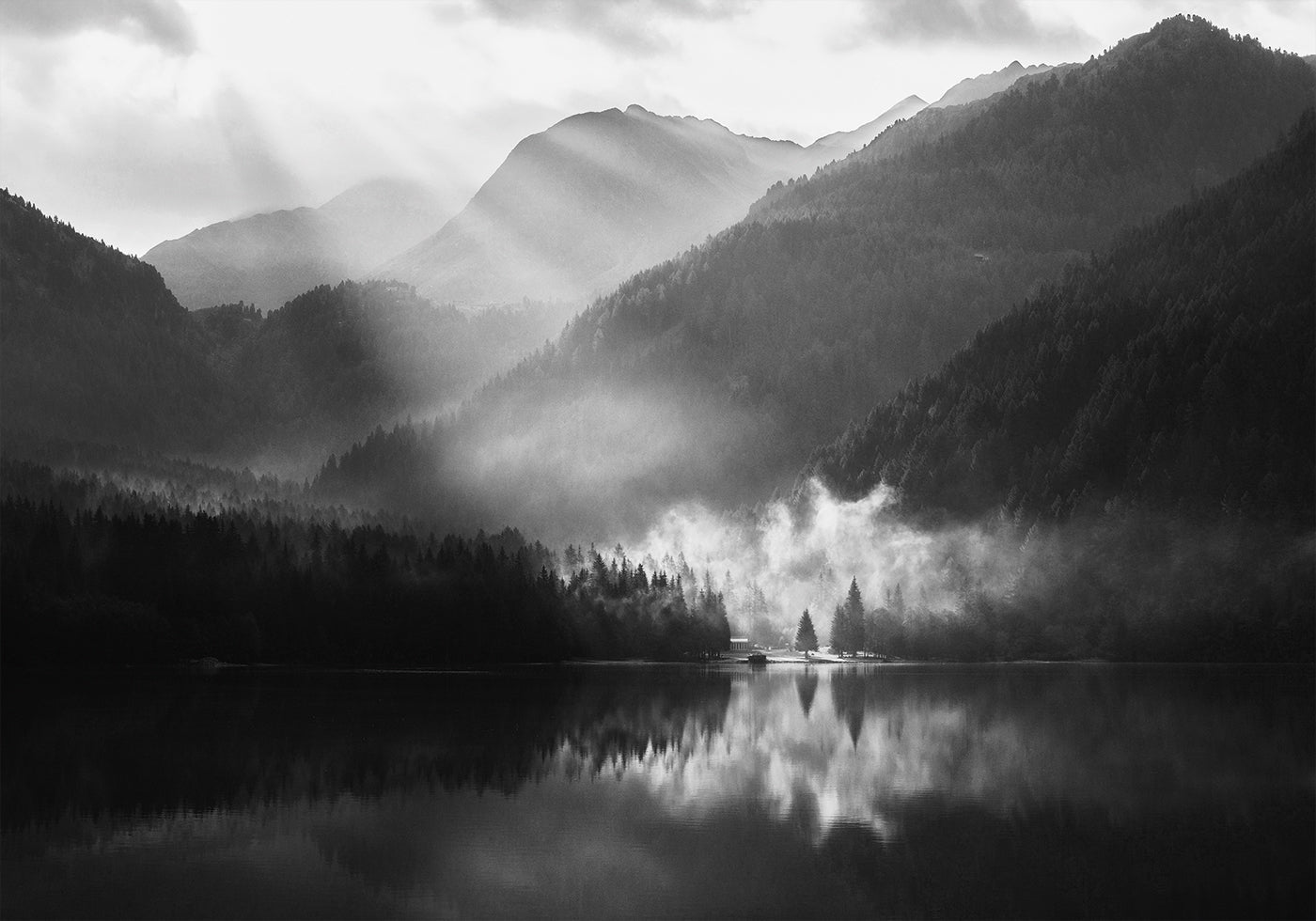 Pôster da costa enevoada de um lago na montanha 