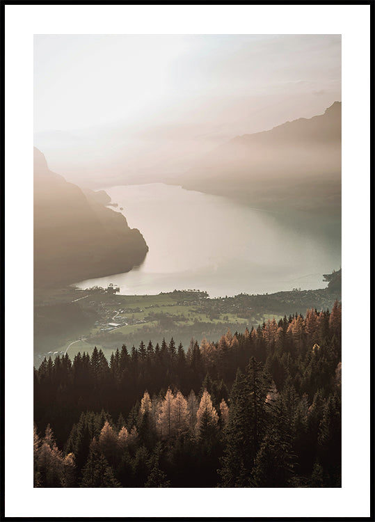 Cartaz com vista para o lago enevoado e para a montanha 