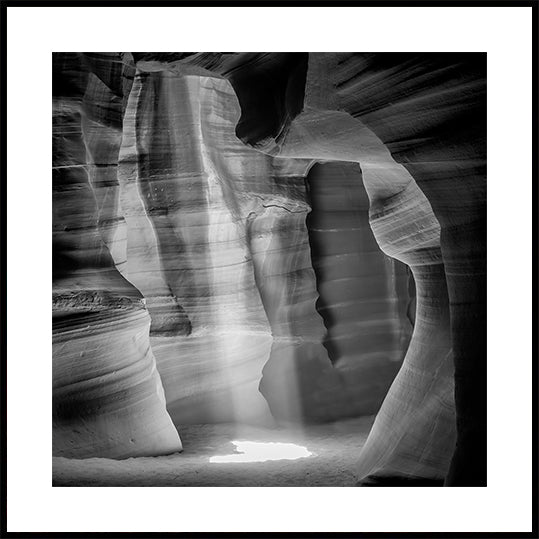 Póster MONOCROMÁTICO ANTELOPE CANYON Lindo feixe de luz