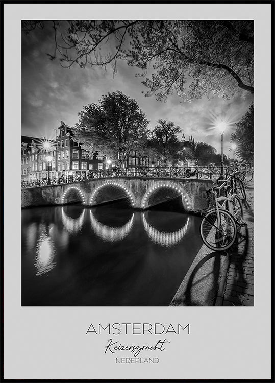 Em foco: AMSTERDAM Paisagem noturna idílica de Keizersgracht Poster