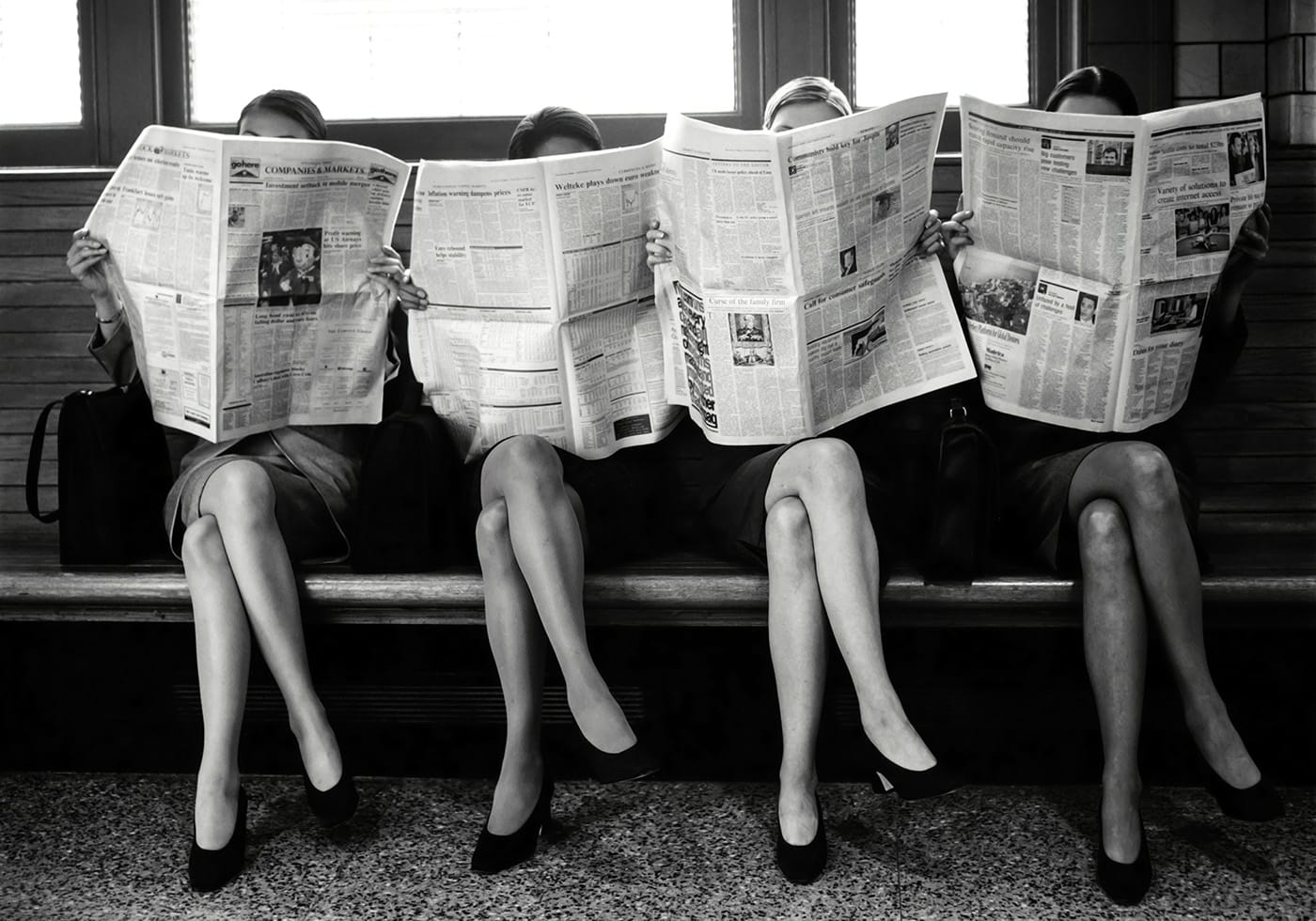 Women Reading Newspapers Plakat - Posterbox.dk