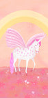 Um unicórnio branco com manchas rosa está em um campo de flores rosa, com um arco amarelo ao fundo.