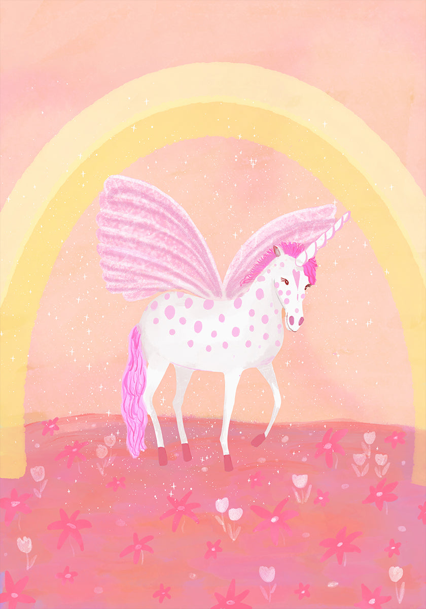 Um unicórnio branco com manchas rosa está em um campo de flores rosa, com um arco amarelo ao fundo.