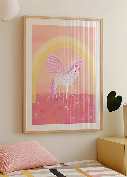 um pôster emoldurado de um unicórnio com um esquema de cores rosa e branco, contra um fundo rosa e amarelo com um arco de arco-íris.