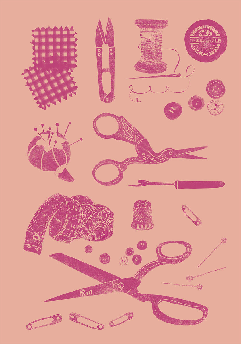 várias ferramentas e suprimentos de costura e artesanato, incluindo tesouras, alfinetes, agulhas, linha, botões e um carretel de linha, todos representados em um esquema de cores rosa e branco.