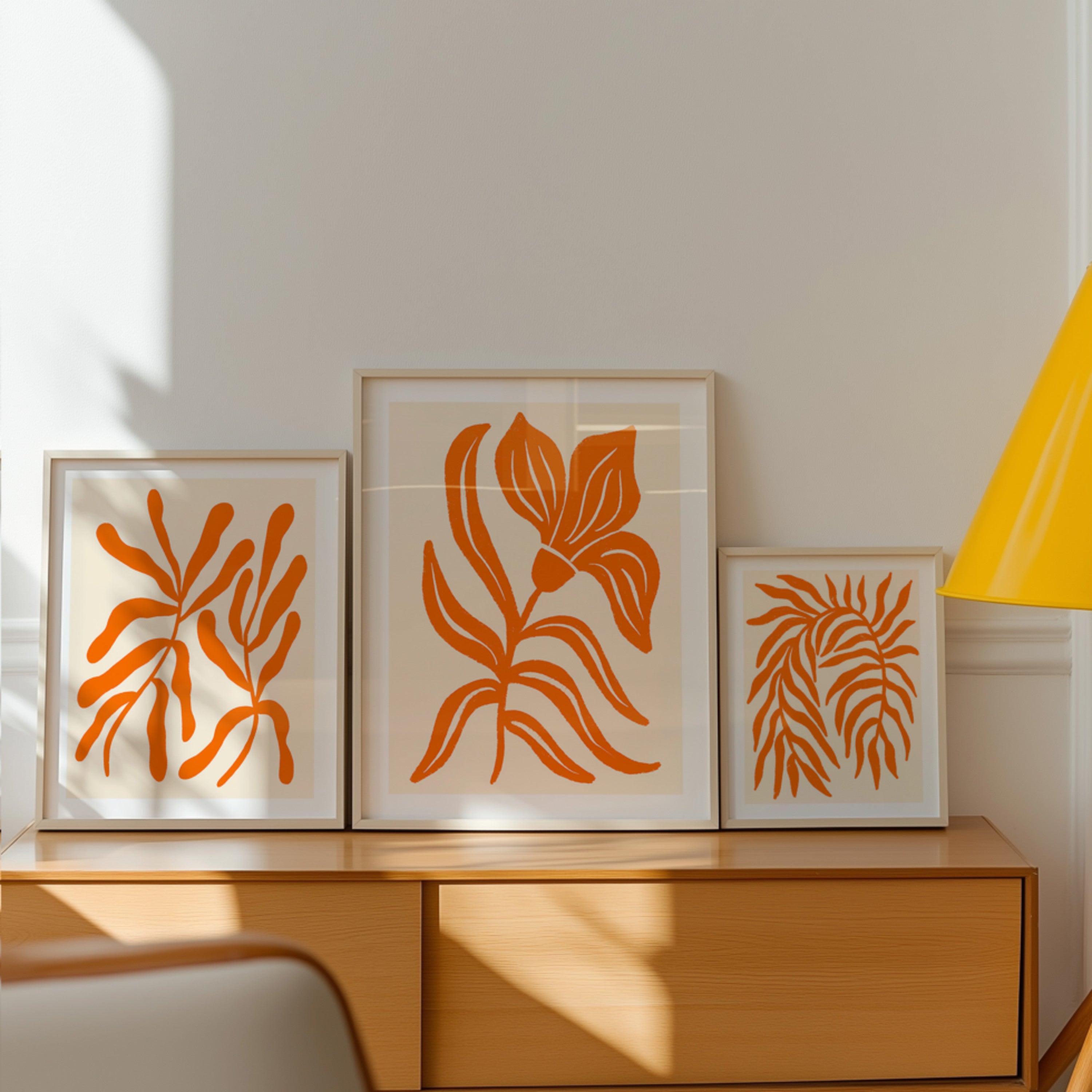 Póster Porta Amarela com Flores Laranja