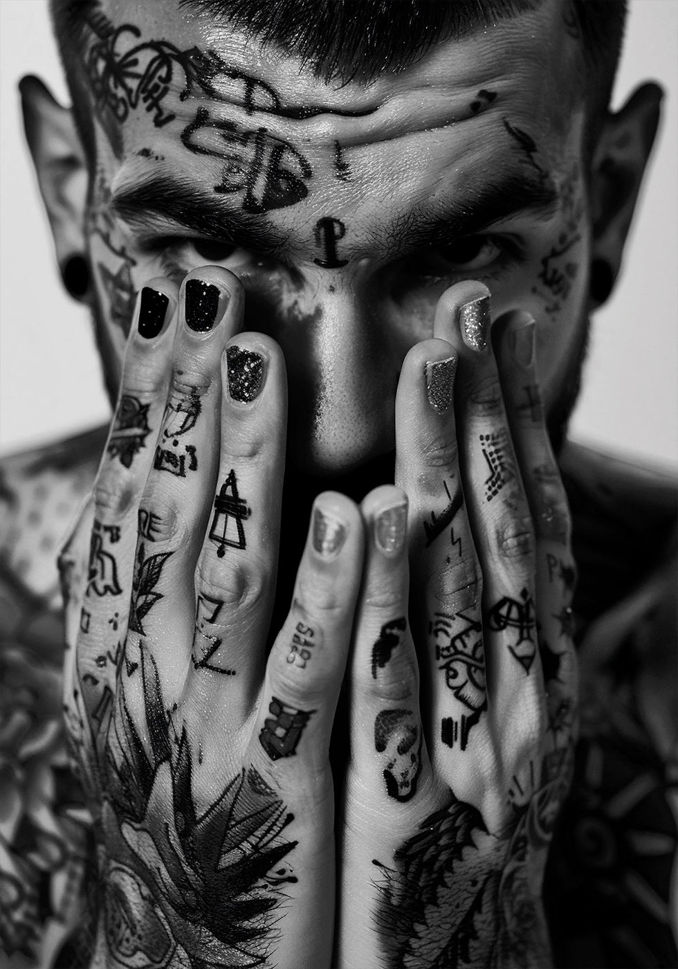 Tattooed Face and Hands Plakat - Posterbox.dk