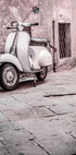 Vintage Scooter in Cobblestone Alley Plakat - Posterbox.dk