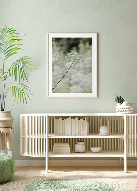 White Wildflowers in a Soft Green Meadow Plakat - Posterbox.dk