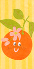 Uma alegre fruta laranja com rosto e folhas, contra um fundo amarelo listrado.