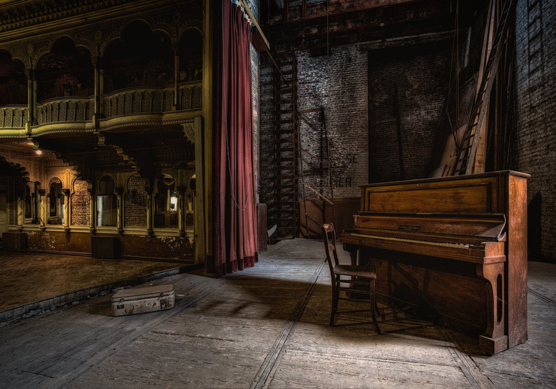 Piano de teatro abandonado