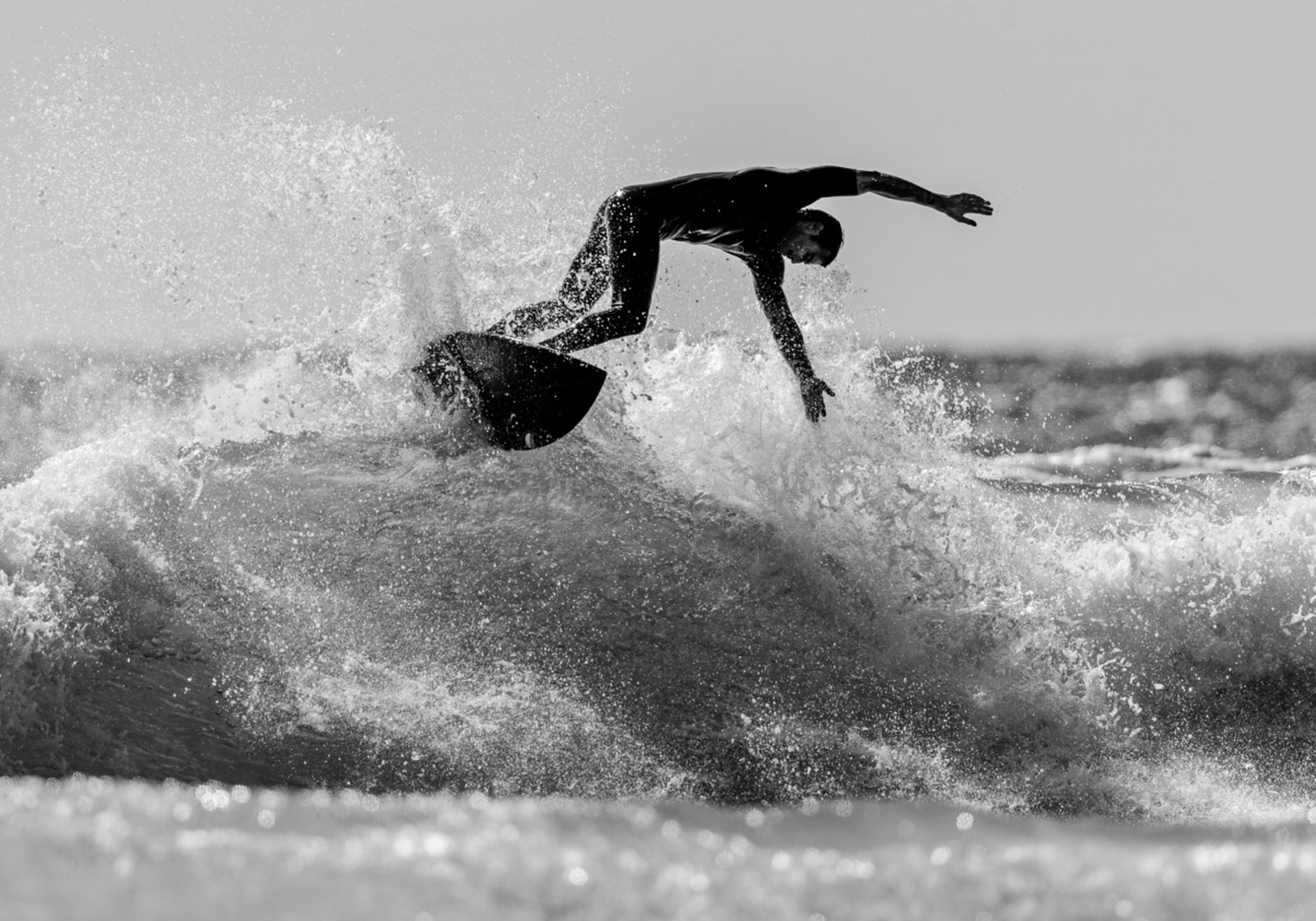 Surfista surfando nas ondas do mar