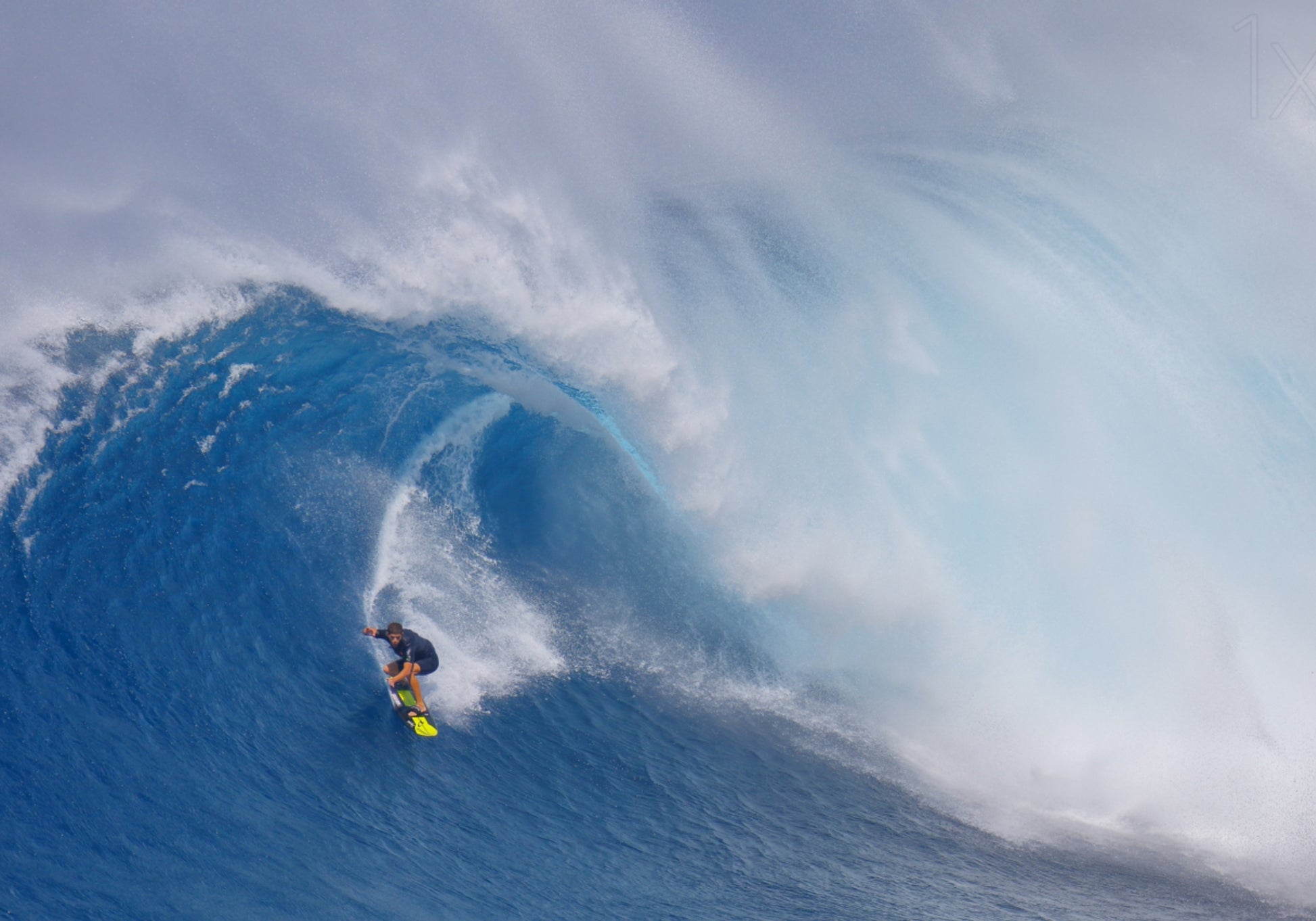 Surfista surfando onda grande