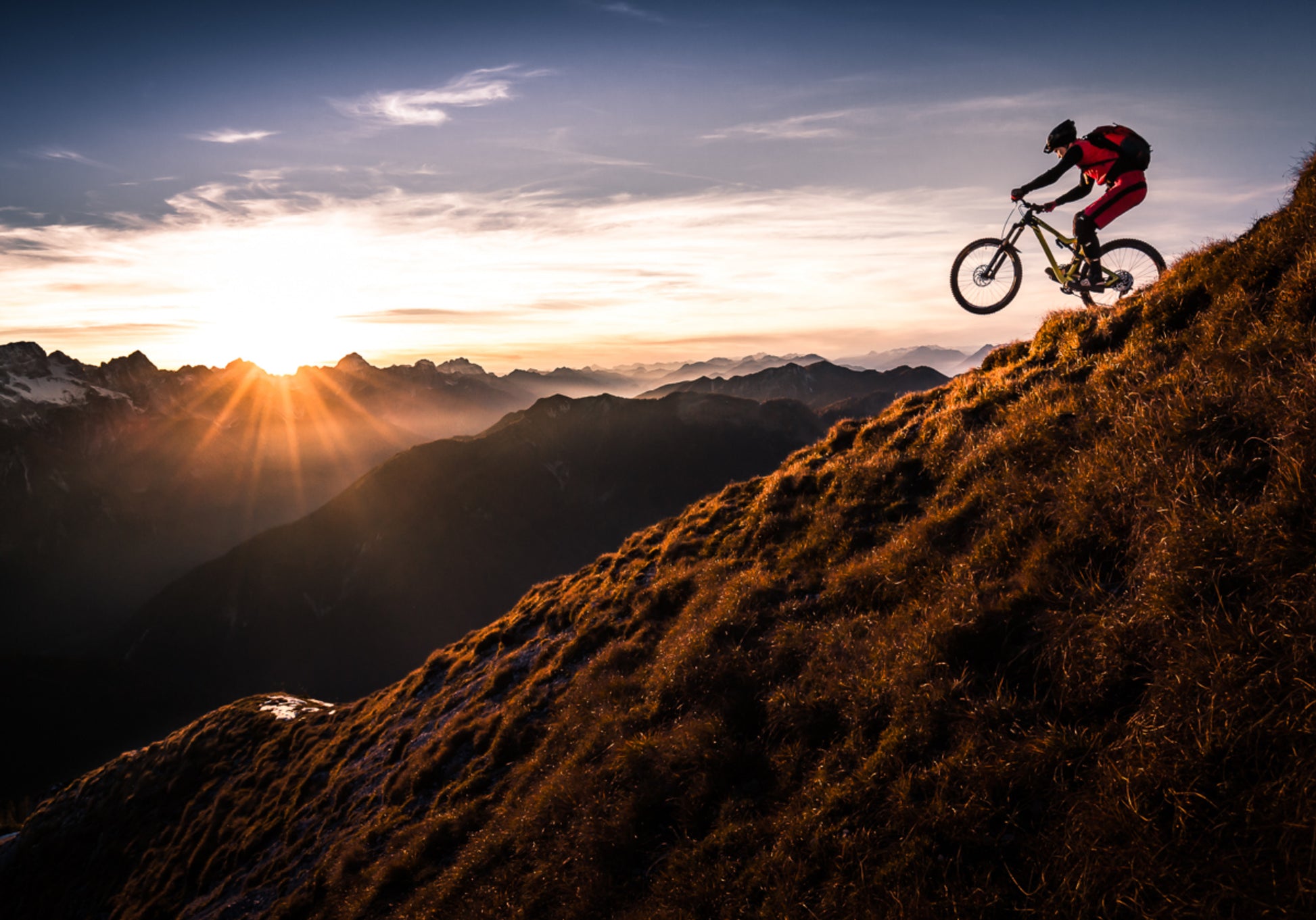 Aventura de mountain bike ao pôr do sol