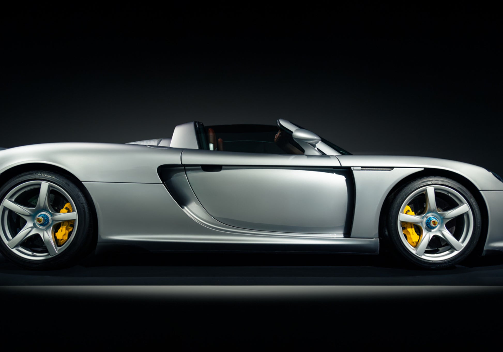 Elegante supercarro prateado