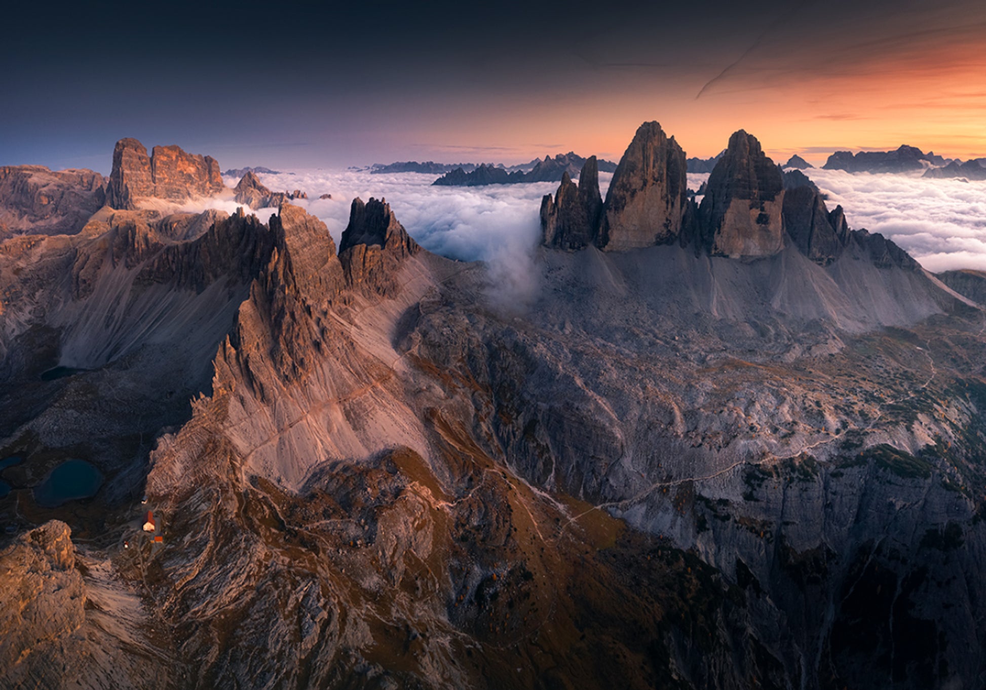 Picos majestosos acima das nuvens