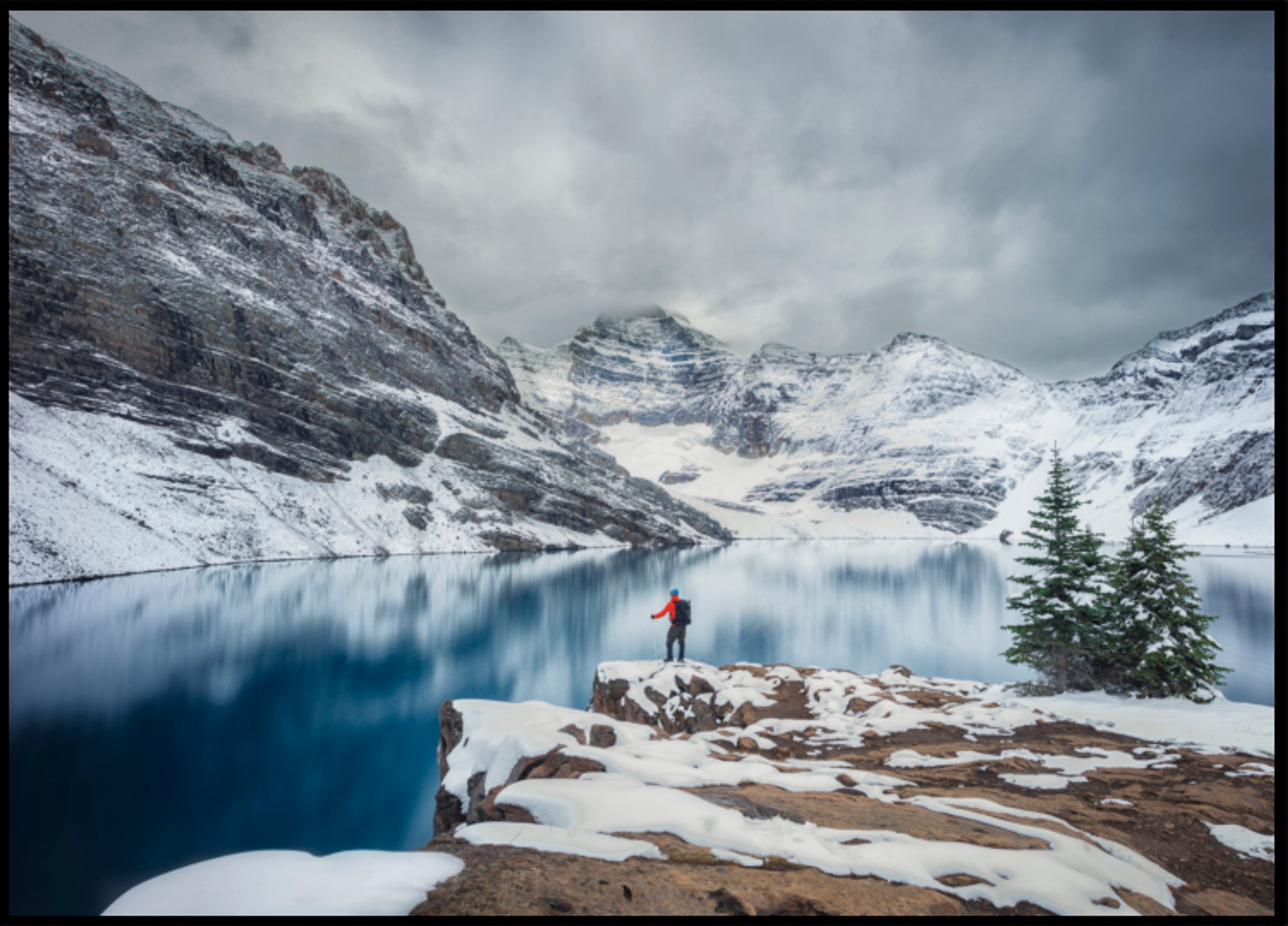Caminhante no lago nevado