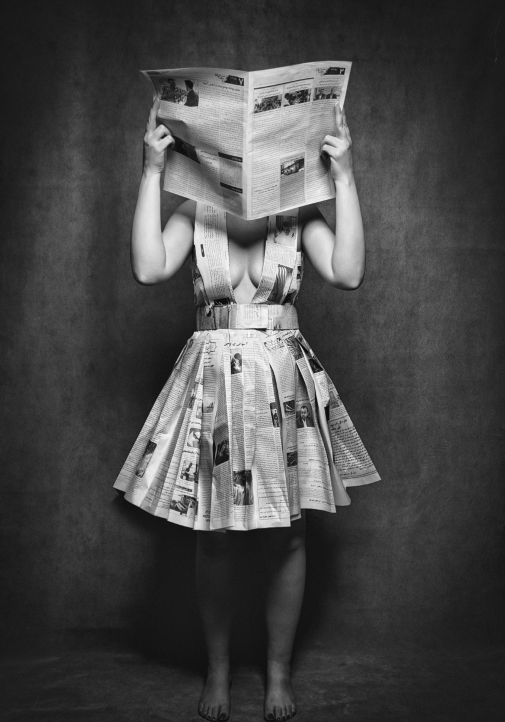 Mulher com vestido de jornal