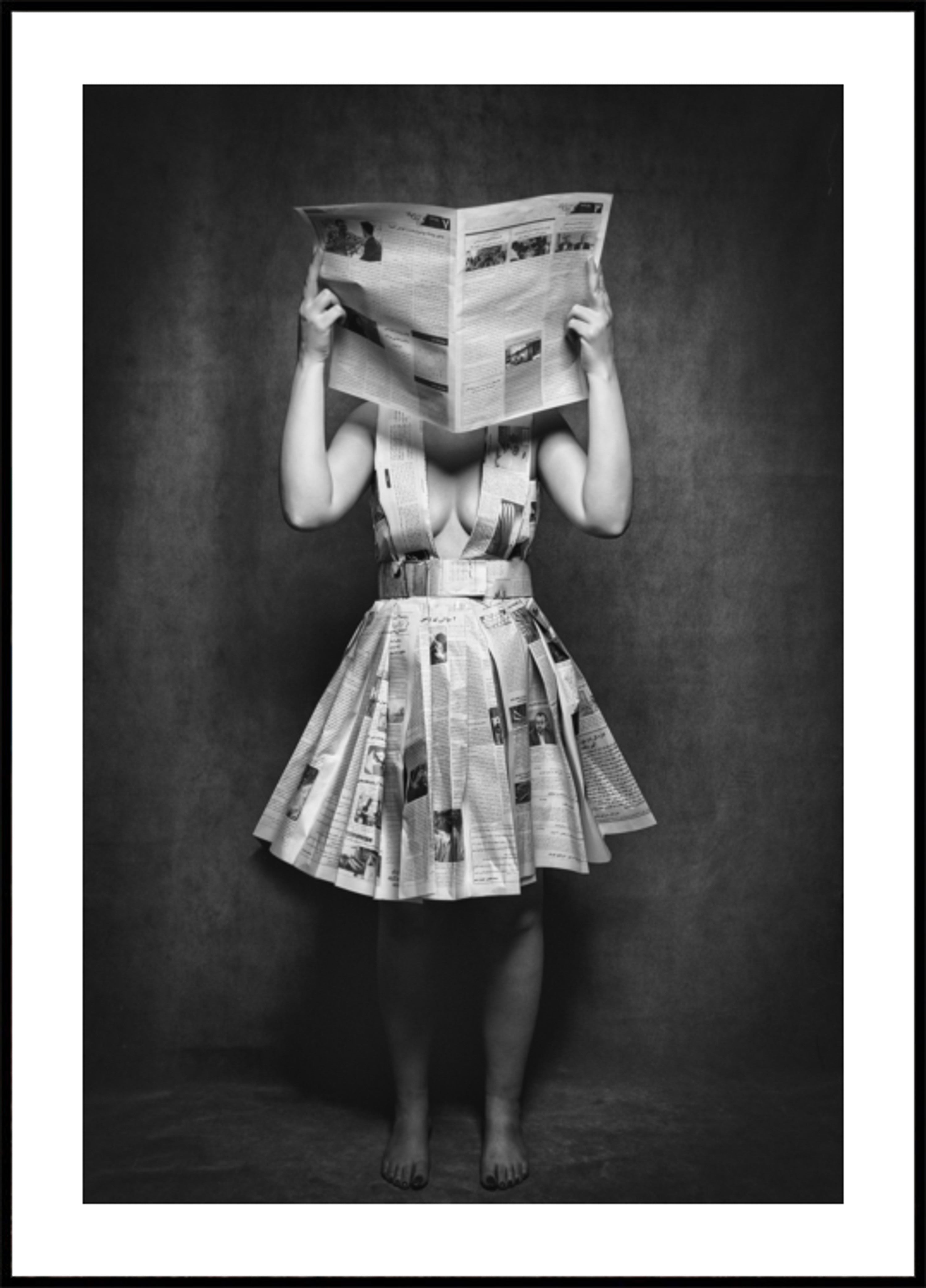 Mulher com vestido de jornal