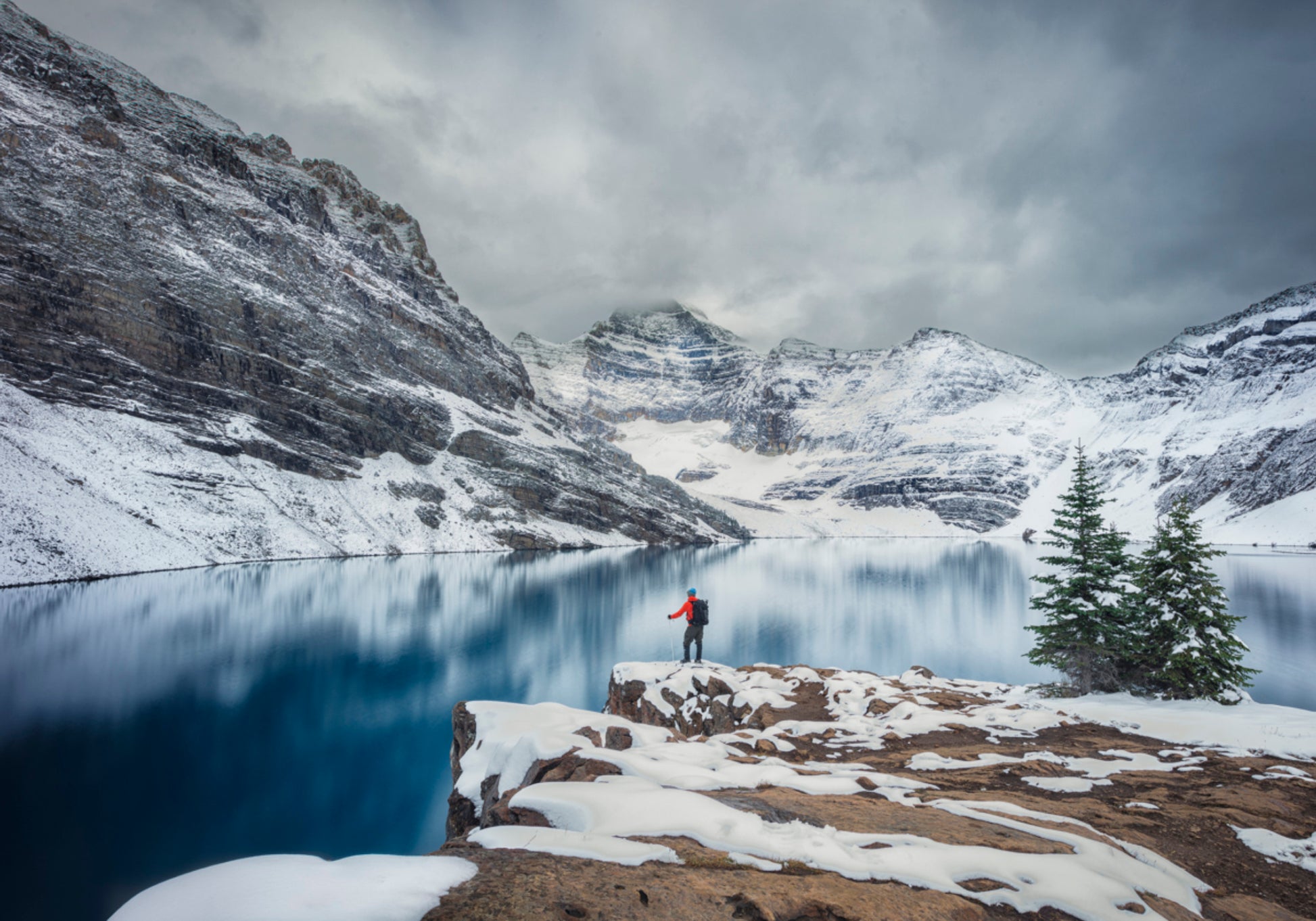 Caminhante no lago nevado