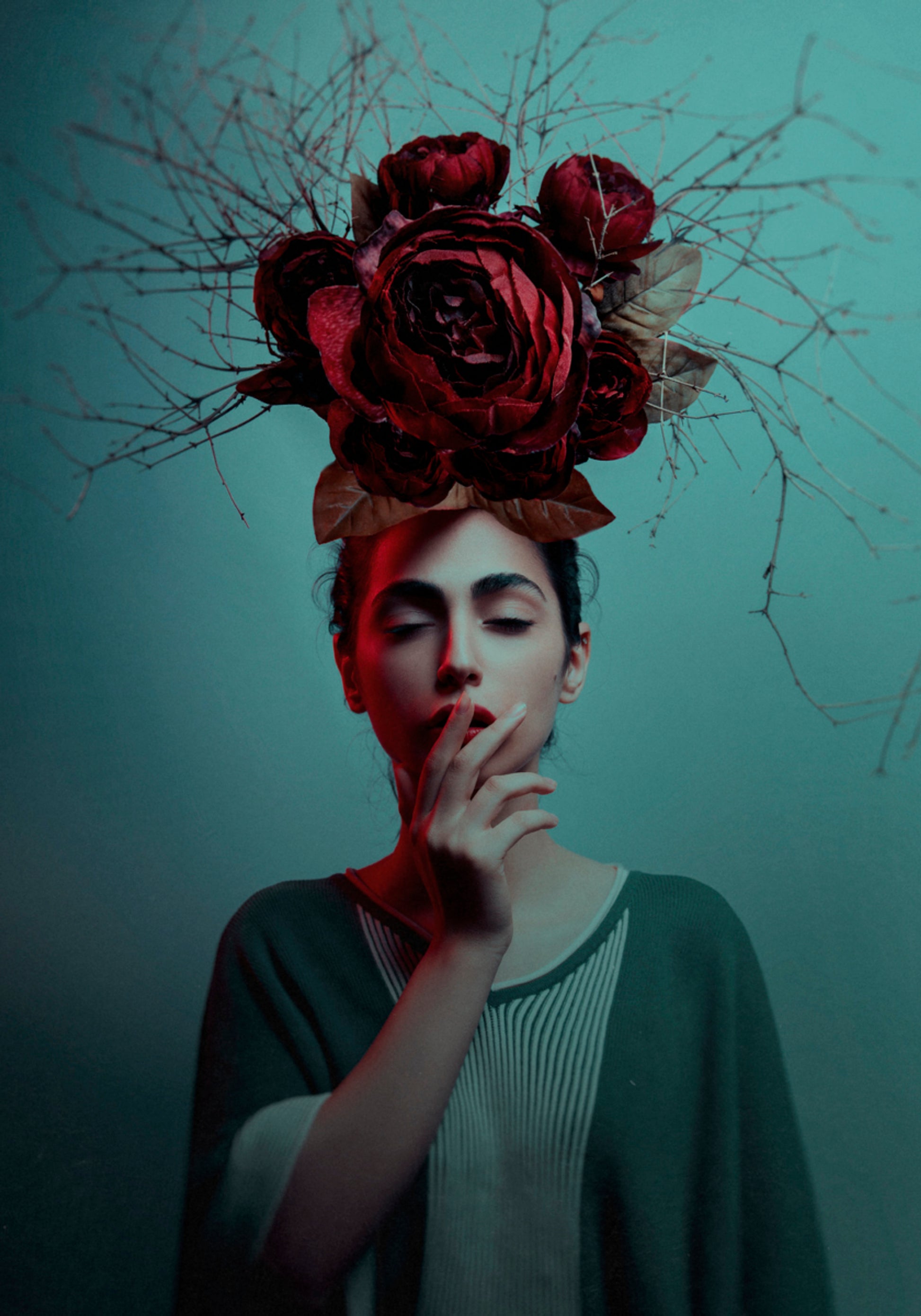 Mulher Pensativa Rosas Vermelhas