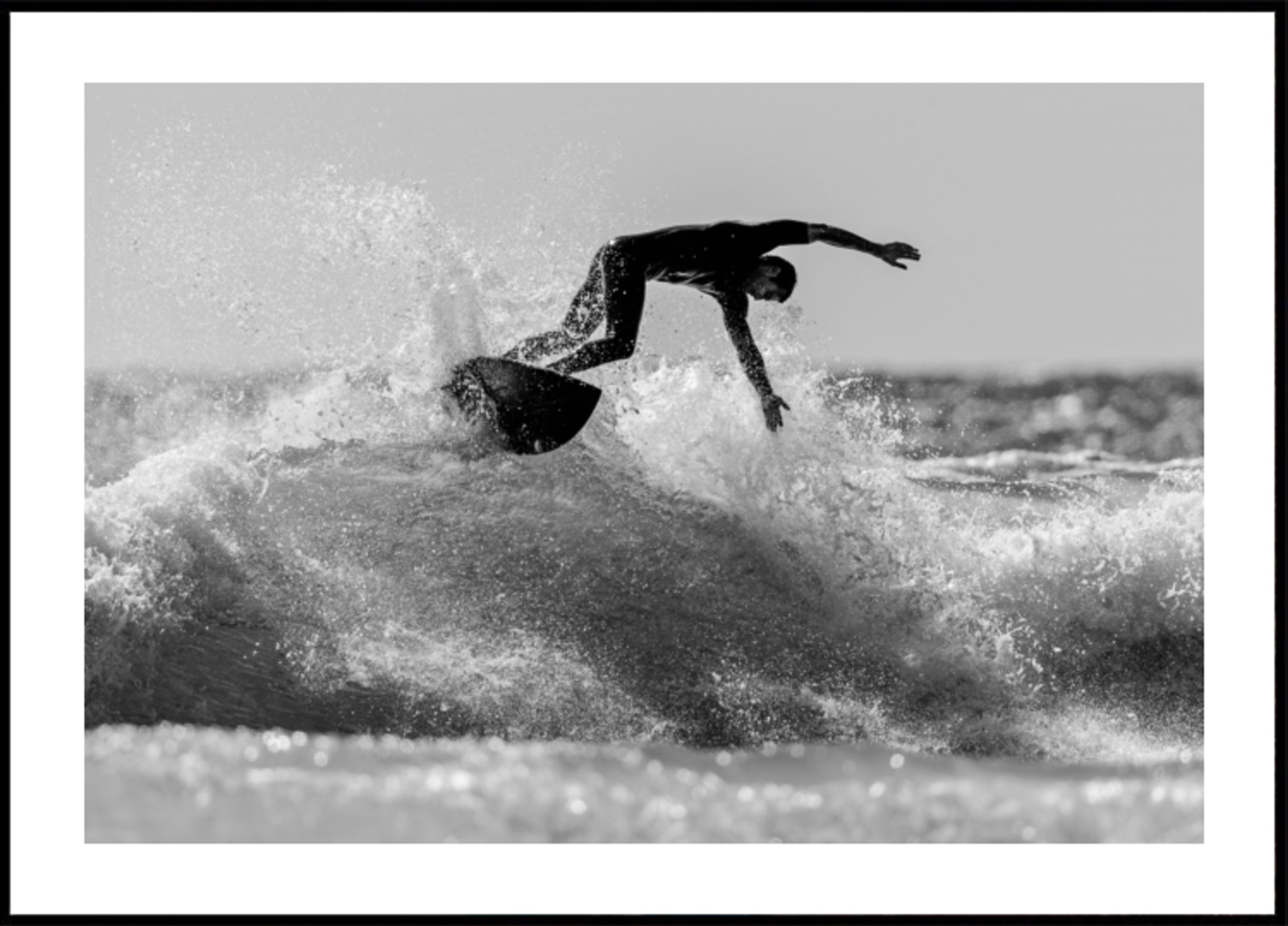 Surfista surfando nas ondas do mar