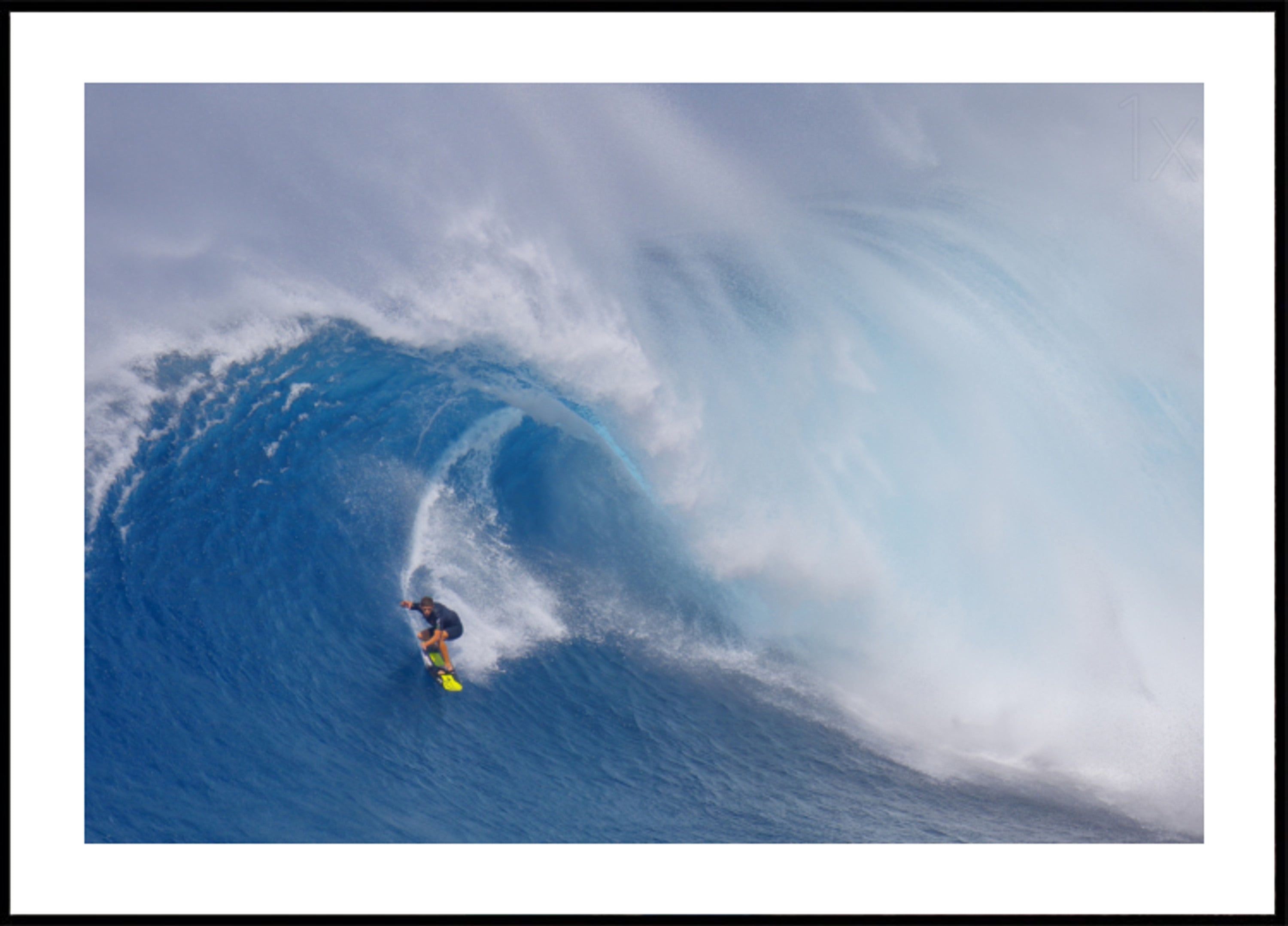 Surfista surfando onda grande