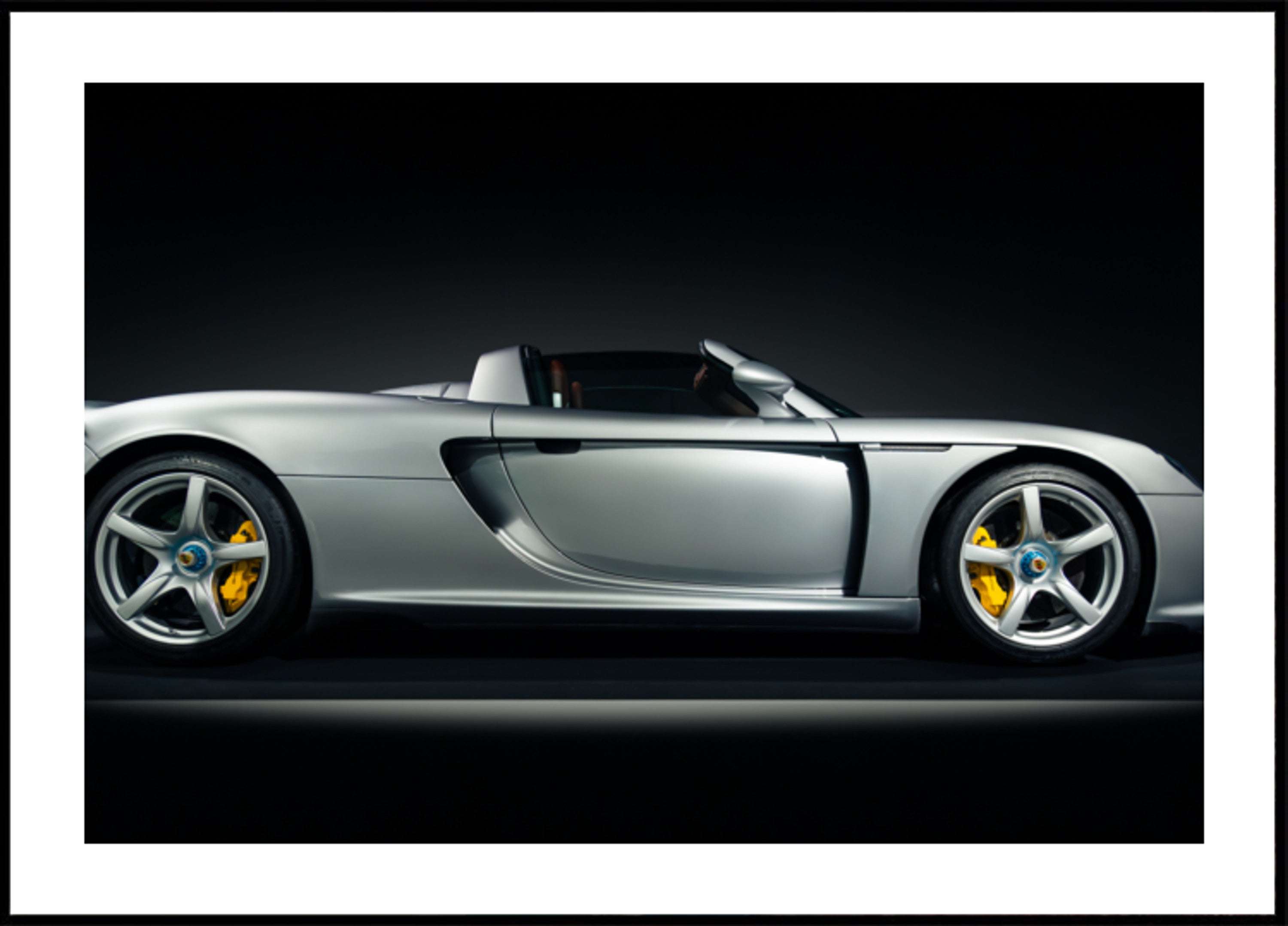 Elegante supercarro prateado