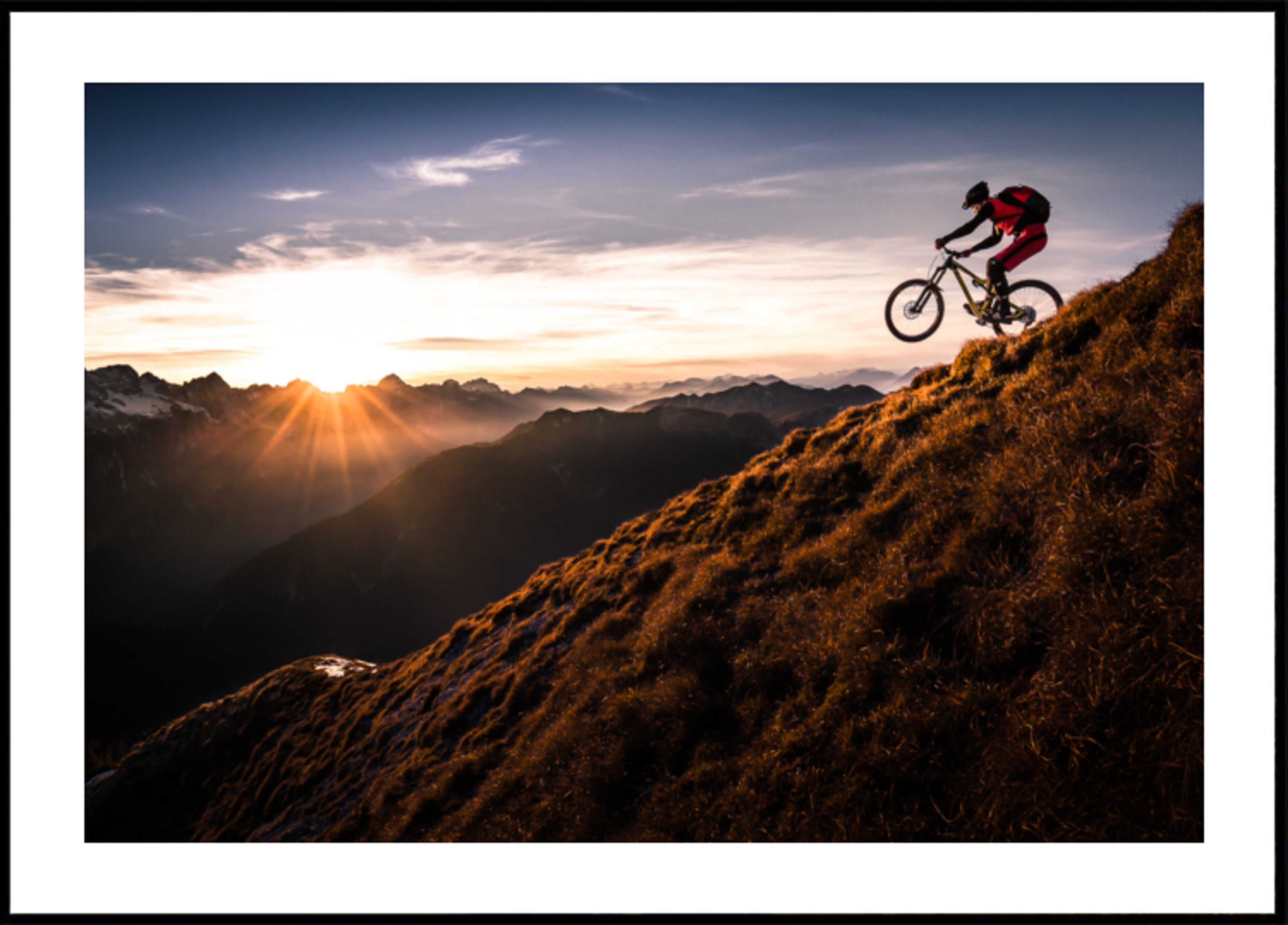 Aventura de mountain bike ao pôr do sol